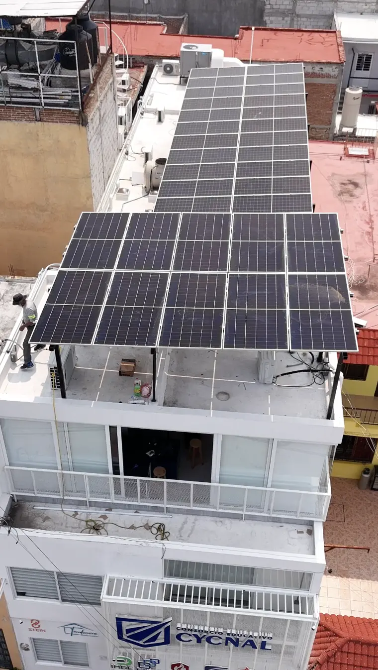 Instalación de paneles solares de Solartiva: Consorcio educativo · industrial en Tuxtla Gutiérrez