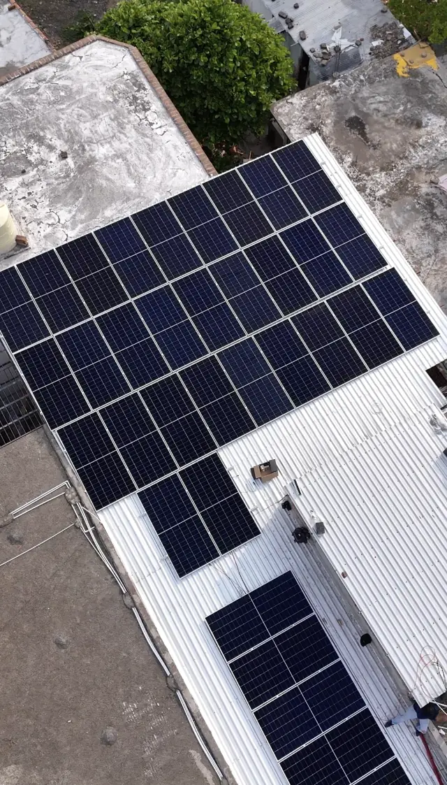 Instalación de paneles solares de Solartiva: Eduardo's Pizza en Tonalá