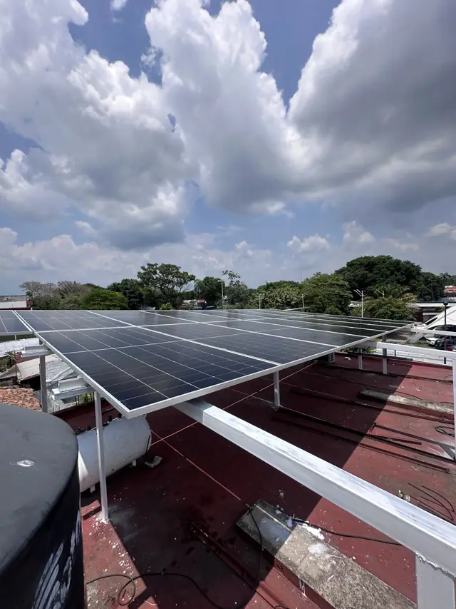Instalación de paneles solares de Solartiva en Chiapas